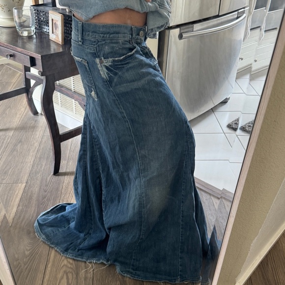 Perfectly distressed 7 for all mankind denim skirt with a train - Picture 2 of 16